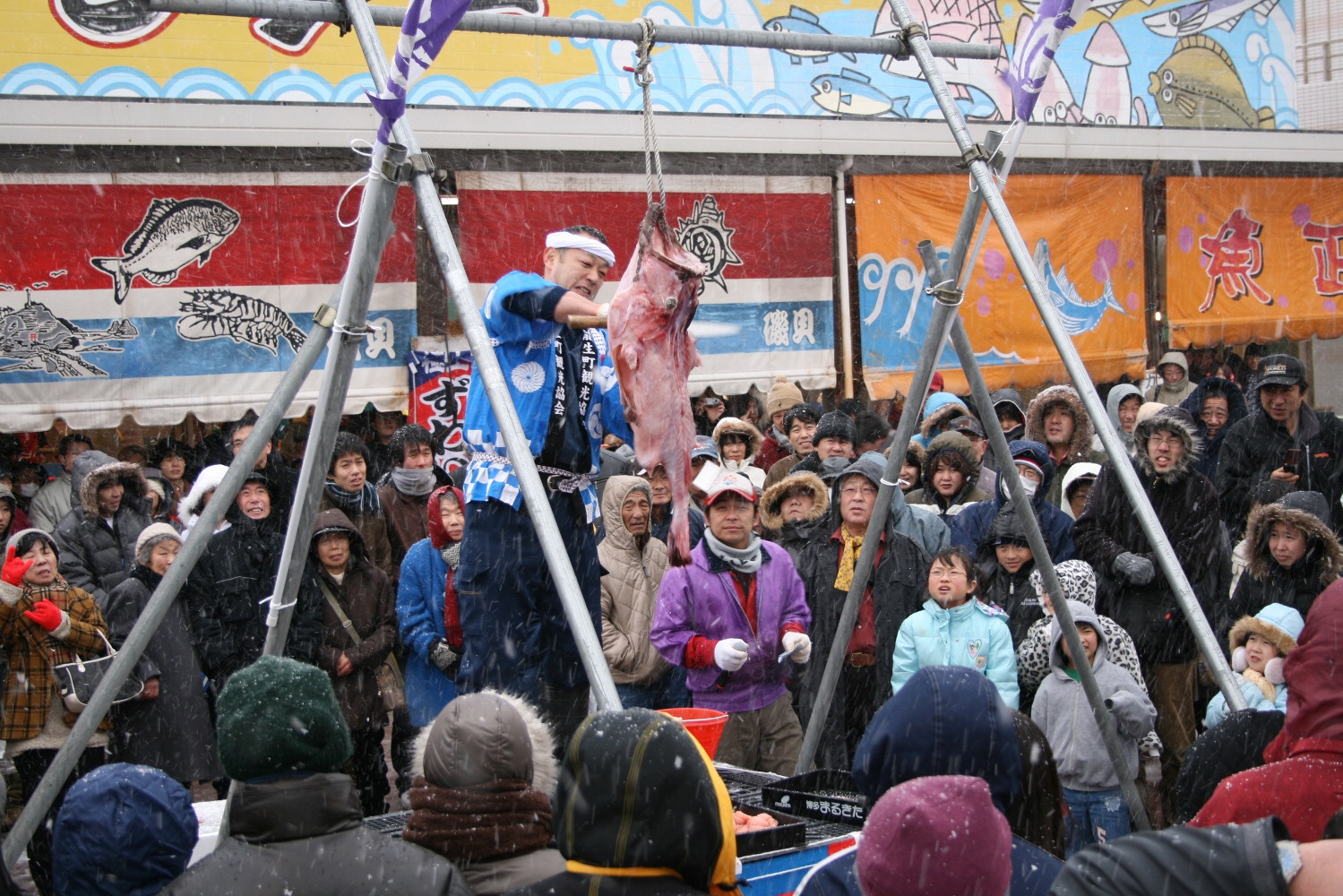 イベントでのあんこう吊るし切りの様子