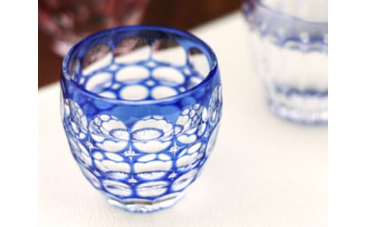 伝統工芸士作カガミクリスタルの江戸切子 冷酒杯〈紫陽花〉T535-2684-CCB | 日本酒 グラス キレイ 上品 お祝い プレゼント 記念日 ギフト ご褒美 オリジナル 日本土産 クリスタルガラス