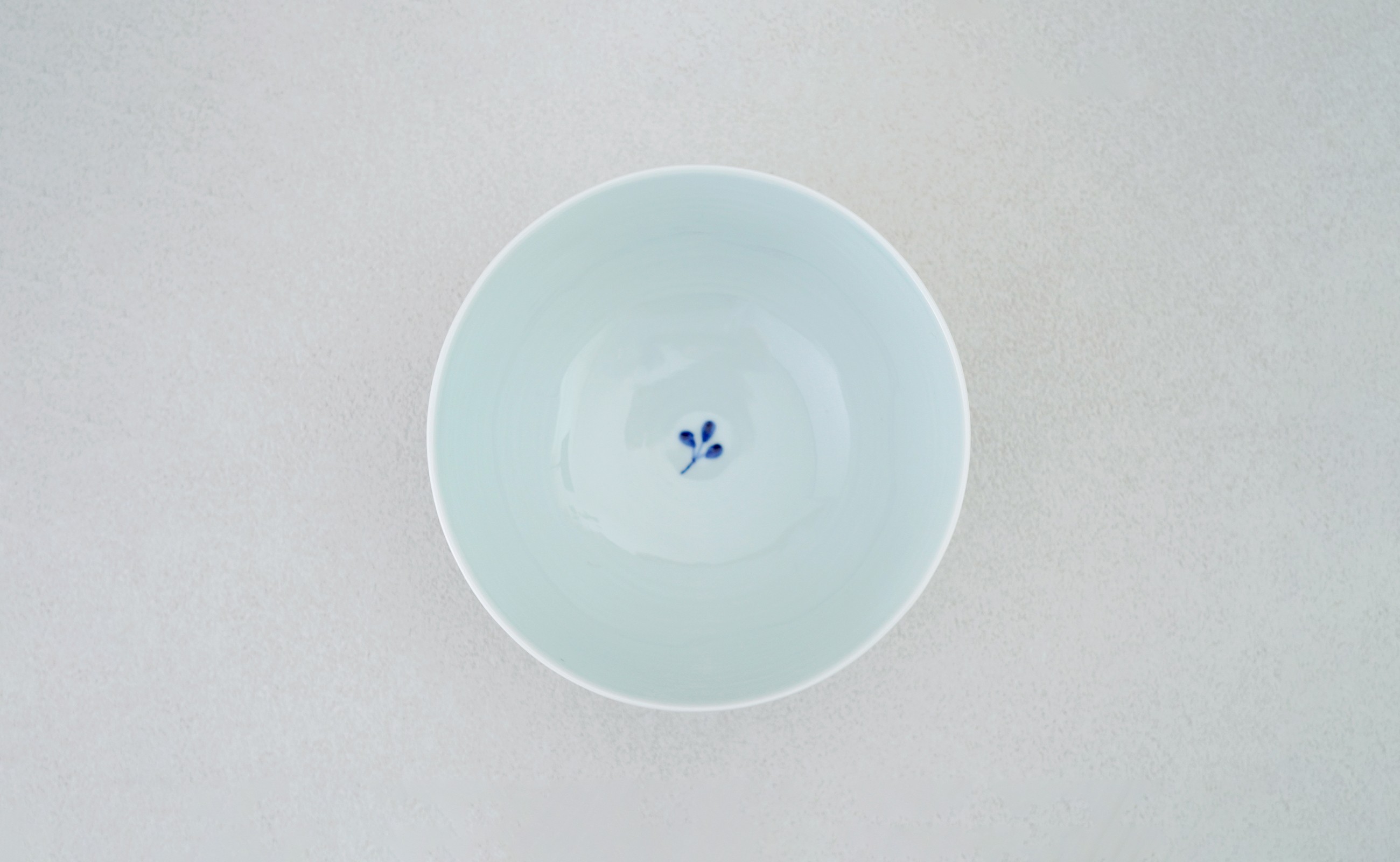 縁のリムがお料理を上品に見せてくれます。