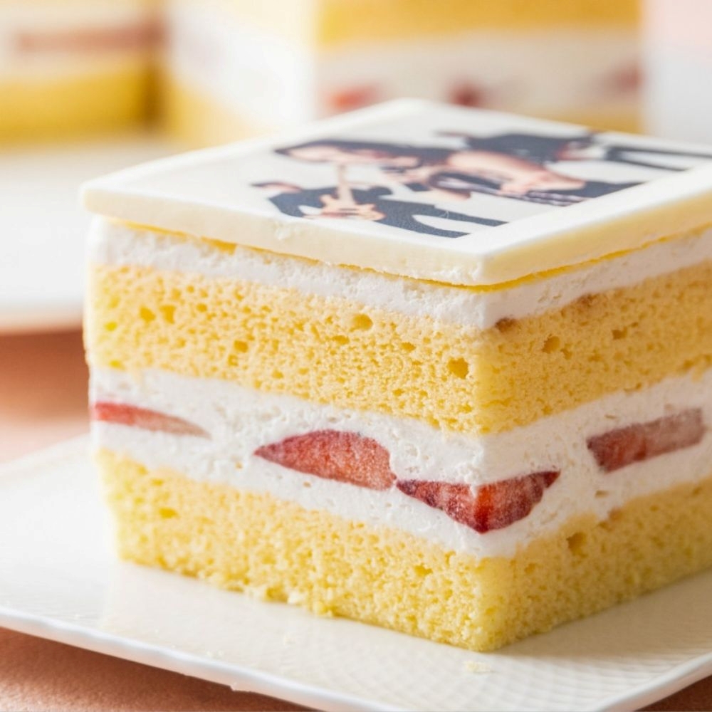 【スイーツ】洋菓子ナポレオン アルバムケーキ（4ピース・文字あり）お気に入りの写真をホワイトチョコにプリント！オリジナルの美味しいケーキを。│ケーキ 誕生日 記念日 記念品 サプライズ 贈り物 贈答_