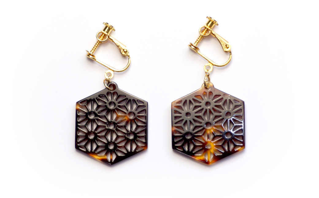 
            【べっ甲】亀甲型イヤリング（麻の葉） ／ アクセサリー 耳飾り イヤリング 鼈甲 亀甲 伝統 長崎県
          