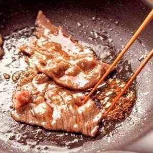 筑後船小屋牛肩ロースすき焼き400g ＜老舗不二家とのコラボ＞【よしおかのたれ付き300ml】【配送不可地域：離島】【1307217】