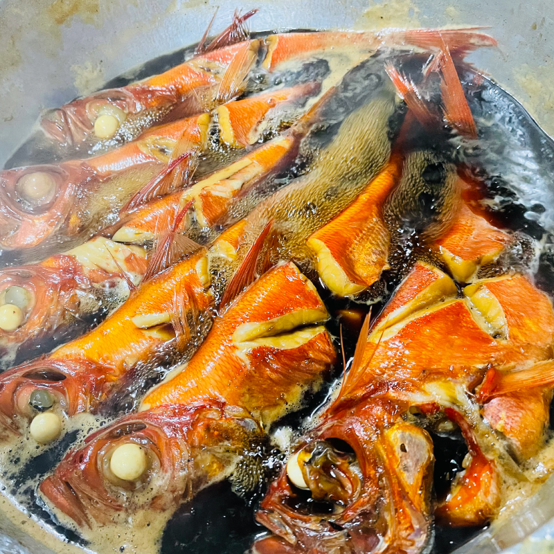 ＜とん亭＞地魚煮付　下田産日戻り地金目鯛　1尾分