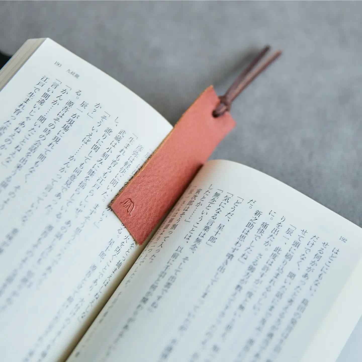 革 ブックカバー 四六判（ワイン）/ 革 ブックカバー 本 ブック カバー おしゃれ ビジネス プレゼント ギフト 日用品 四六判  革 革小物 ワインレッド 赤 / 諫早市 / 伊東製靴店 /[AH