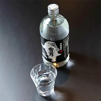 ふるさと納税 南魚沼市 鶴齢の本格焼酎「雪男」四合瓶(720ml) |  | 01