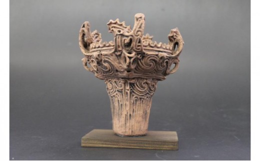 
                  笹山遺跡・火焔型土器レプリカ 13cm （台座1cm・O型小鉄製ろうそく立て・豆和ろうそく24本・マッチ付 手作り 陶芸品 新潟市
                