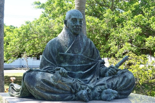 喜界島にある俊寛の銅像