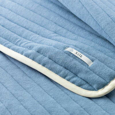 【ふるさと納税】【シングル】シルクパイル敷パット(色:ミルキーブルー)　ヴェルヴェクチュール　【1211118】
