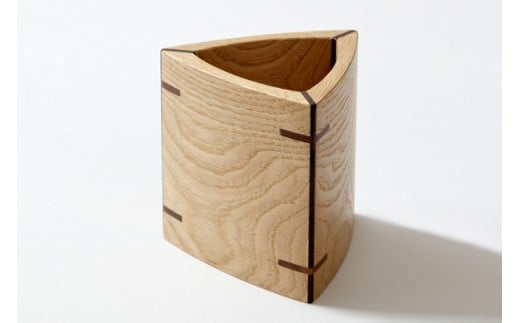 
                  家具職人が手掛けるペン立て（作 桑原信之） 木工品 木製 ペンスタンド シンプル 手作り ハンドメイド 一点物 受注生産 木のぬくもり 職人 高品質 ペン立て デスク 小物 雑貨 家具工房 結
                