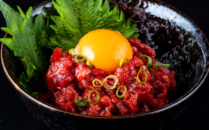 赤身馬刺し・馬肉さくらユッケ セット 【合同会社　長岡フーズ】 [ZFR029]