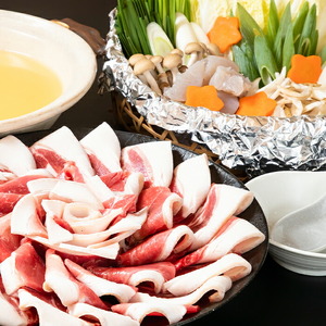 ぼたん鍋セット (2-3人前・天然猪肉300g+特製味噌味猪骨スープ500cc) 猪 猪肉 お肉 鍋 ジビエ ジビエ料理 味噌鍋 冷凍【opbh006】【由紀ノ屋】