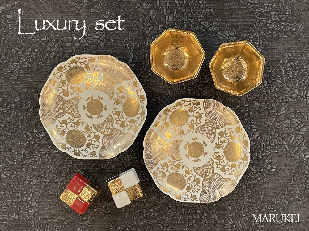 
【セット】有田焼Luxury set<七角小付２個、銘々皿２枚、蓋付正角珍味２個(赤金１個・白金１個)>　丸兄商社
