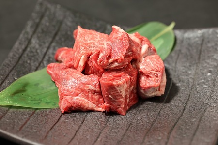 【神戸牛 牝】角切り肉:1kg 川岸畜産 (18-17)【冷凍】