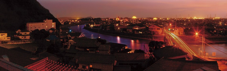 見上げれば空、湯けむりの向こうに広がるのは内房・君津の大パノラマ。東京湾の夜景までぐるりと一望いただけます。