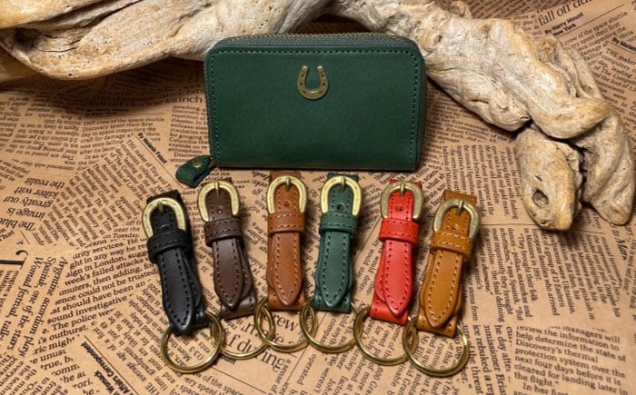 
                  【選べるカラー】蹄鉄ラウンドファスナーコインケース（グリーン）＆蹄鉄バックルキーリング/ 競馬 馬 競走馬 本革 革小物 革製品 コインケース キーリング 手作り ハンドメイド レザー / 栗東市 / 株式会社ブルズエフ [BIAU048]
                