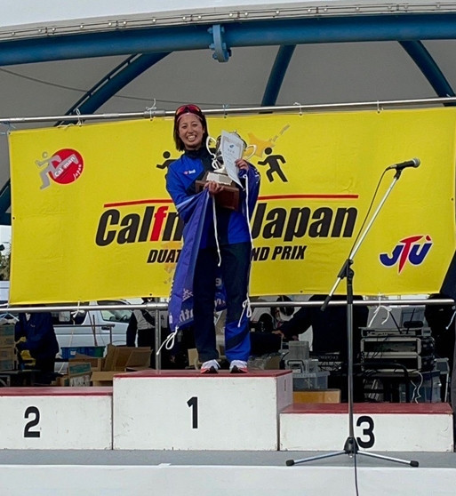 伊那谷の山間の中、左手には天竜川が流れ、稲穂が金色に実った田んぼ