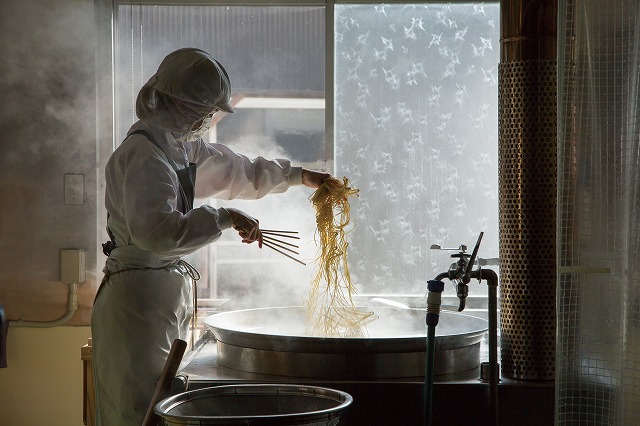 メディア紹介多数！大磯屋製麺所の熟成焼そば 10食(中太麺) ナポリタンソース1本付き H014-036