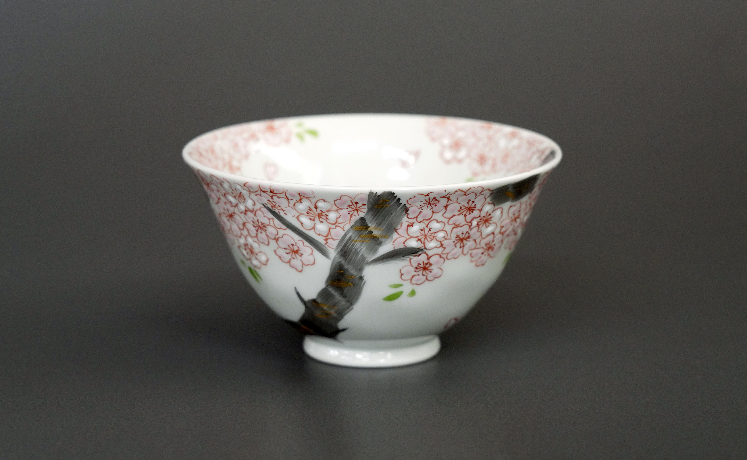 
            有田焼 中山陶和堂×西原錦工房コラボ「一本桜」ご飯茶碗【中山陶和堂】食器 うつわ 器 磁器 陶磁器 皿 茶碗 お茶碗 飯碗 花 桜 さくら 手描き 華やか 小ぶり ギフト A35-319
          