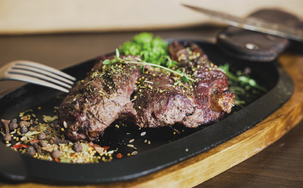 北海道湧別町産 鹿肉モモ（ブロック）1㎏　ジビエ　鹿肉　しか肉　シカ肉　エゾシカ　エゾ鹿　肉　冷凍　低カロリー　低脂質　ヘルシー　国産　産地直送　オホーツク　北海道　湧別町