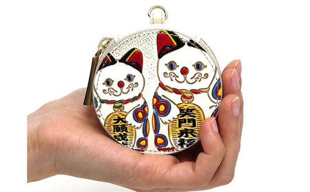 【文庫屋大関】マカロンポーチ 招き猫【皮革工芸品】 ポーチ ミニポーチ 小物入れ アクセサリー入れ イヤホン入れ 収納 保管ケース 手のひらサイズ  本革 革 皮革 工芸品 工芸 雑貨 ギフト プレゼ