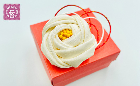 【豊島区伝統工芸】つまみ細工　玉椿のブローチ　白