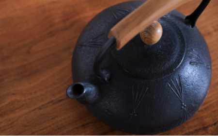 南部鉄器 鉄瓶（気づかい）丸形松 1.25L【IH対応】 /  【wsh918-k-mat-1d25A】