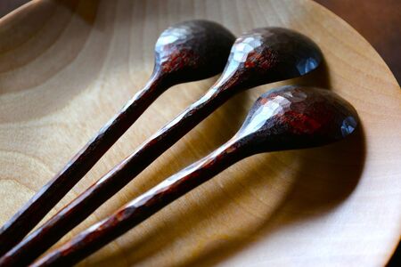 漆を使った手彫りの丸スプーン 1本【受注生産】【WOOD IKOR】 スプーン 漆 木製 カトラリー 日用品 雑貨 食器 北海道 [AXBI001]
