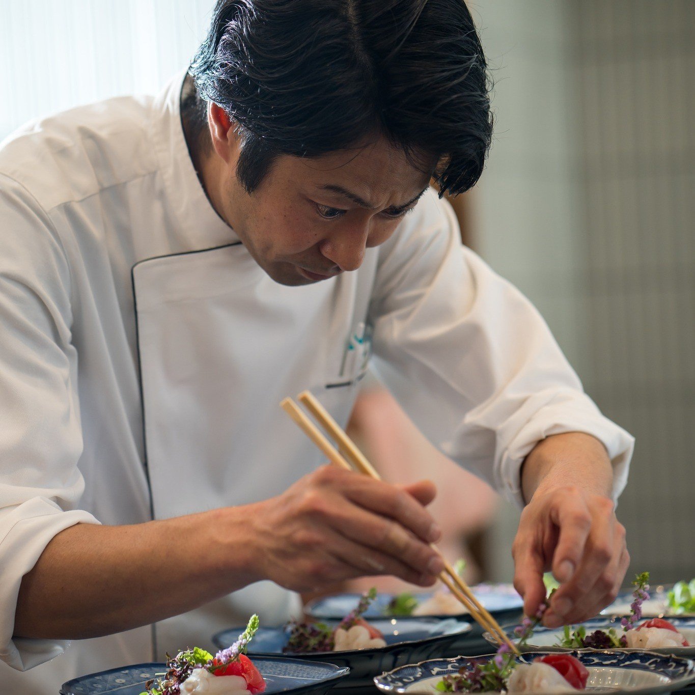 日本料理保名の三代目が出来るだけ地域の食材を使用しております。器もこだわりの骨董を惜しみなくお使いしております。目福口福のお料理