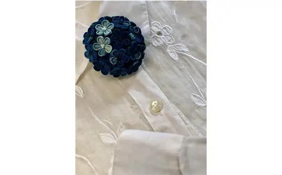 藍染めのつまみ細工小花のブローチ No.116