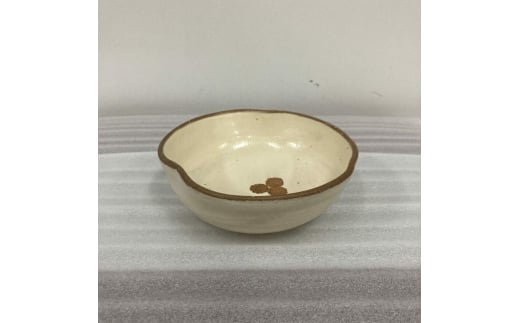 変形向付の器 (象牙色)　陶器 食器 うつわ 皿 器 ギフト 沖縄市 / 唐仙窯 [BCBK008]