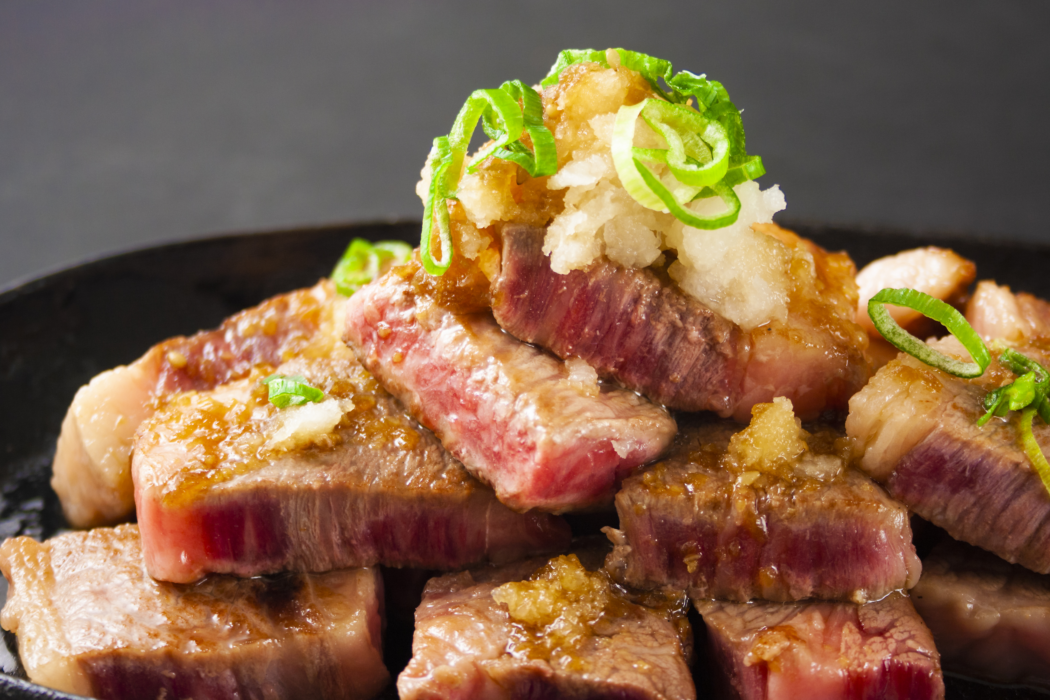 【JALふるさと納税限定】あか牛サイコロステーキと至極の高菜チャーハン 阿蘇名物 あか牛  冷凍グルメ お取り寄せ 赤身肉サイコロステーキ　和牛肉 お手軽 本物の味 贅沢な食卓 料理人こだわり 限定セ