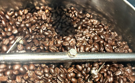 コーヒー ヒミココーヒー 豆のまま、又は挽いたタイプの中挽き 選べる2パターン 100g 標高約1,300mの高地で日本人女性が経営するコーヒー農園で栽培期間中農薬を使わずに栽培を行った香り高いアラビ