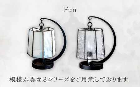 Nijiiro Lamp のステンドグラスのテーブルランプ ファン ホワイト【1425964】