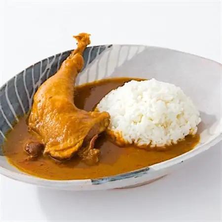 【食卓が騒然】国産おやどりの骨付きモモが丸ごと1本!/六ツ美のあの肉カレー辛口(4個セット)【1276204】