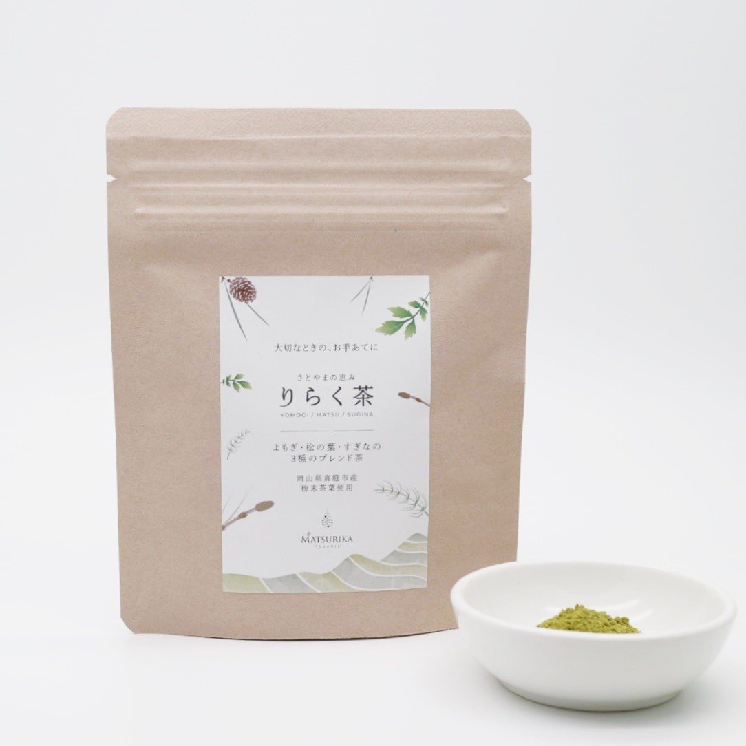
            【 マツリカサボン 】 りらく茶 （よもぎ・松の葉・すぎなの3種の粉末ブレンド茶） １袋 / 数量限定 国産 岡山 真庭 農薬不使用 粉末 ブレンド茶 ノンカフェイン デカフェ ヨモギ 松の葉 スギナ MATSURIKA SAVON
          