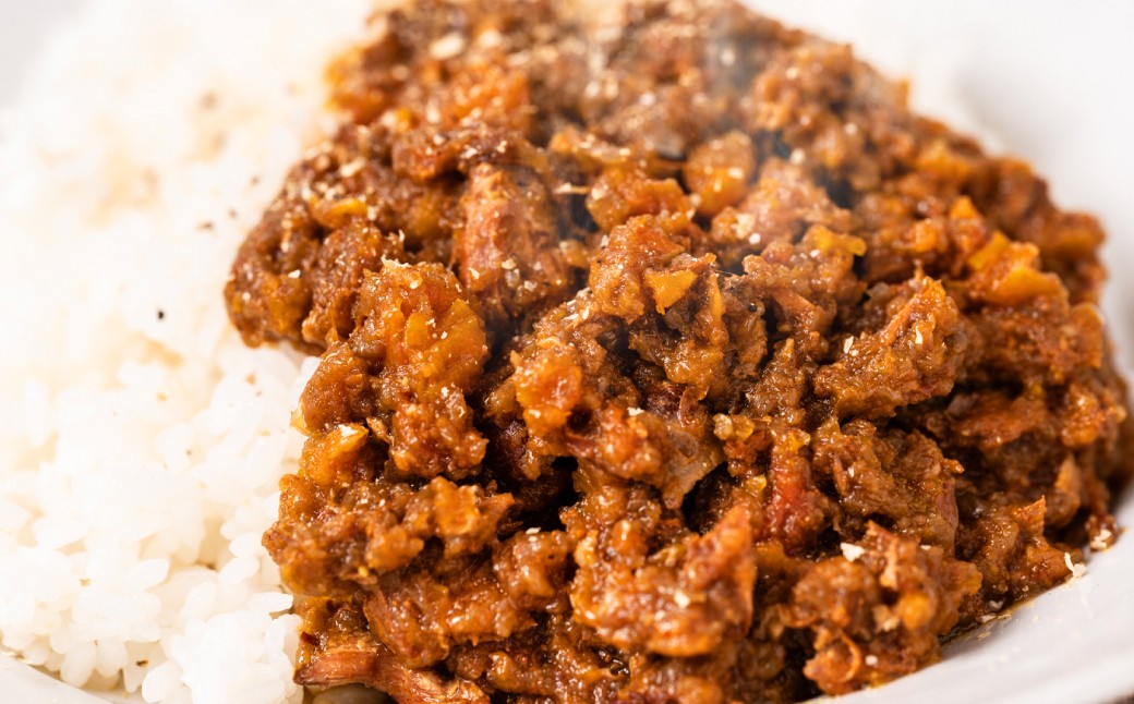 鶏手羽元肉を使用した、優しい味わいと濃厚な旨味のスパイスカレーです。