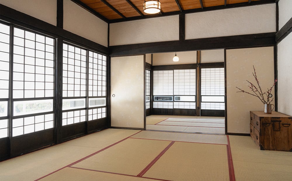 畳の寝室を２部屋ご用意。大人8名様までご滞在いただけます。