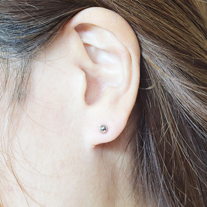 プラチナ　4mm丸玉ピアス　