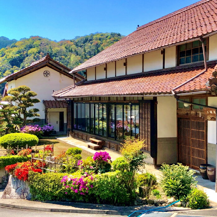 【ふるさと納税】 農家民泊 三國屋 ペア宿泊券 1泊2食付 古民家 築90年 旅行 田舎暮らし 体験 料理体験 一日一組限定 囲炉裏 ガーデンキッチン 有効期限1年間 焚火釜 たき火 バーベキューグリル 山くじら鍋 猪肉 鍋 鮎飯 かまど炊きご飯