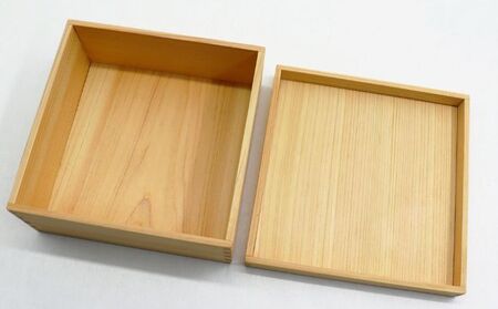 100年ヒノキ（西川材）のお弁当箱 キッチン雑貨 美しい木目 ヒノキの香り おせち ひな祭り お花見 ご馳走 サンドイッチ入れ HNNAZ004
