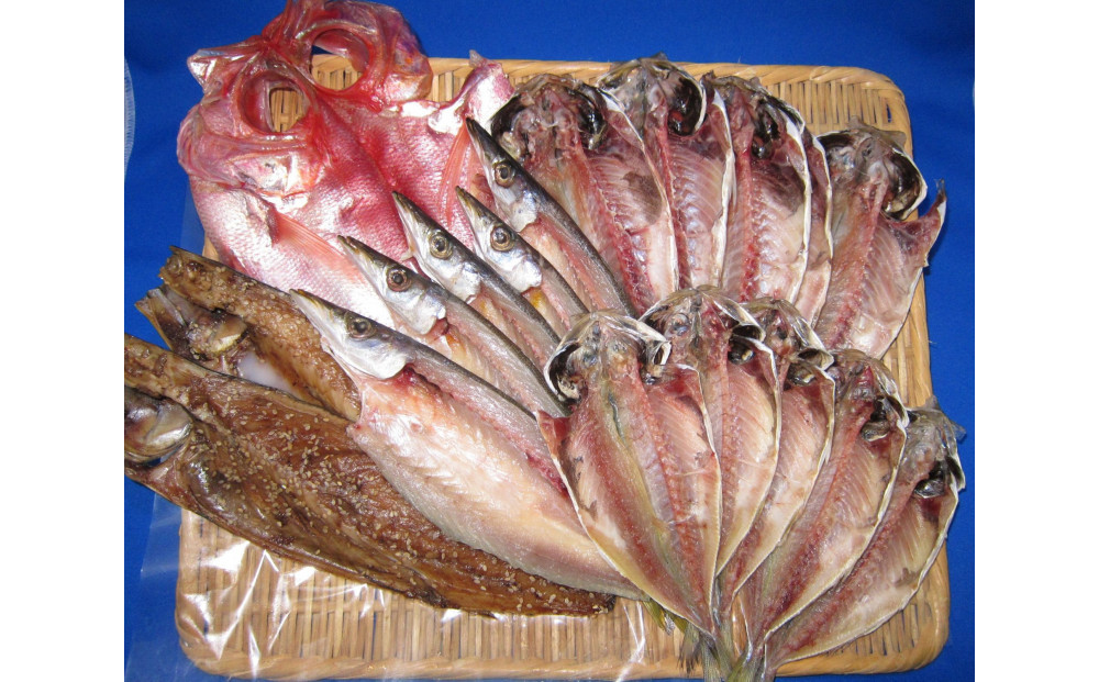 超特ひもの満腹つめあわせ　S90【干物 干物セット 惣菜 魚 ひもの こだわりの干物 干物詰め合わせセット 満腹干物詰め合わせ 大あじ、小あじ  金目鯛大 、大かます 神奈川県 小田原市 】 142069_AD006