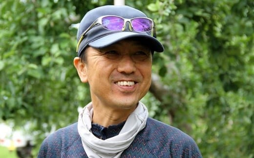 日光が均一に当たるように注意を払いながら摘果を行います。太陽の日がいっぱいあたると甘くてジューシーなりんごが育つとのこと。