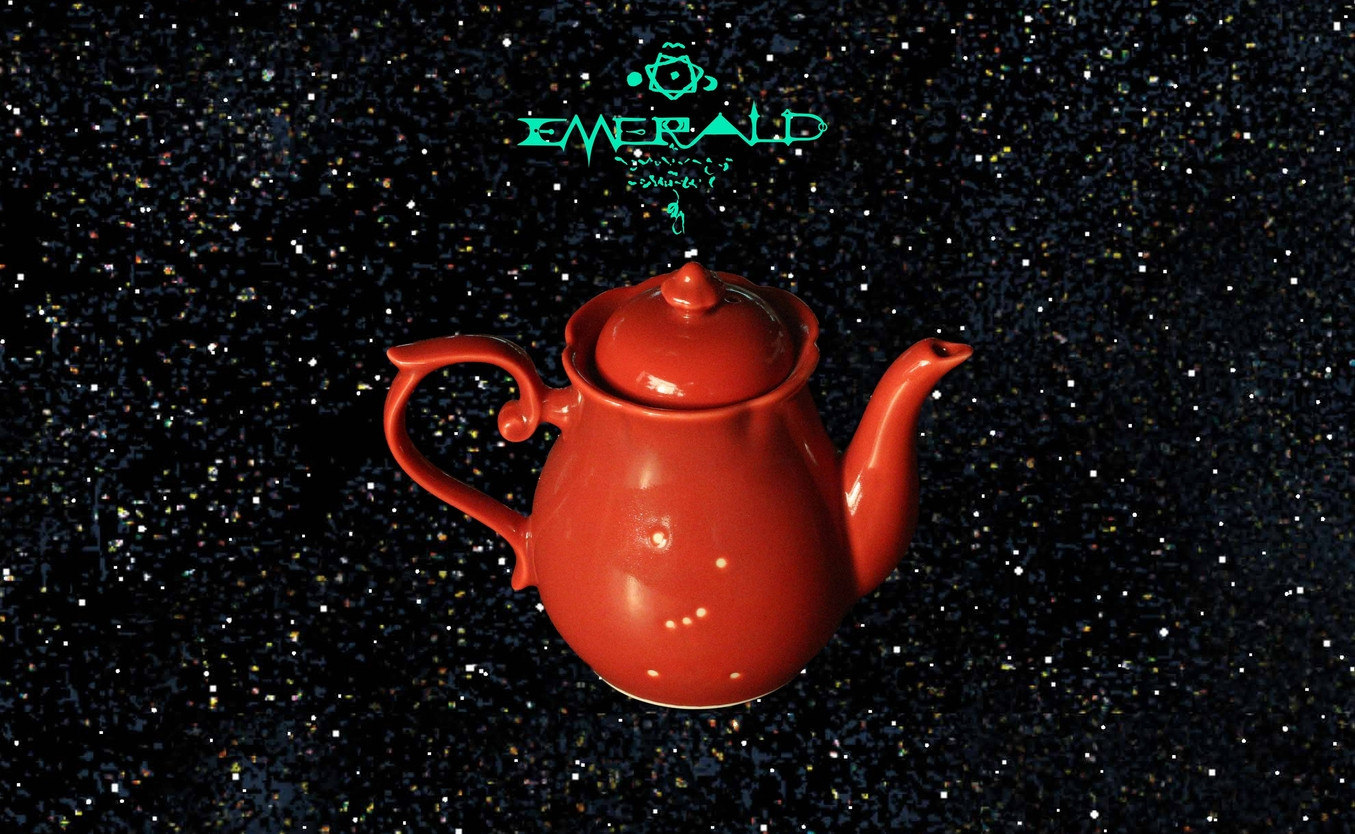 希少な釉薬を用いて複雑で、深みのある赤い色を表現しました。