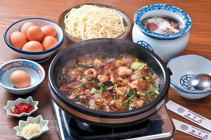 博多万十屋 もつ鍋（すきやき風醤油味）4人前 | 福岡県 福岡市 福岡 九州 納税 返礼品 返礼 お取り寄せグルメ 取り寄せ グルメ もつ鍋 モツ鍋 もつなべ もつ鍋セット 送料無料 冷凍 牛モツ鍋 