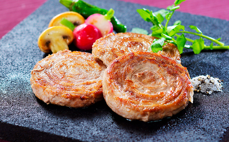 B24-452 ＜大山物語＞氷温熟成 大山豚手造りロールステーキ