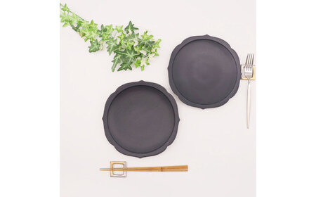 【有田焼】黒マット輪花桔梗渕6.5寸皿＋角リング箸置き（各2点セット） / 佐賀県 / 株式会社深海三龍堂 [41APAD027]