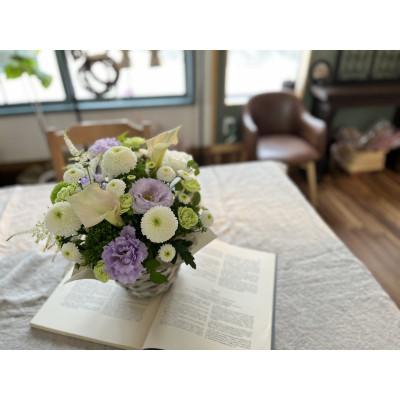 ふるさと納税 磐田市 季節を感じる生花のアレンジメント　【発送予定時期:寄付後受注生産のため2〜4週間後】 |  | 01