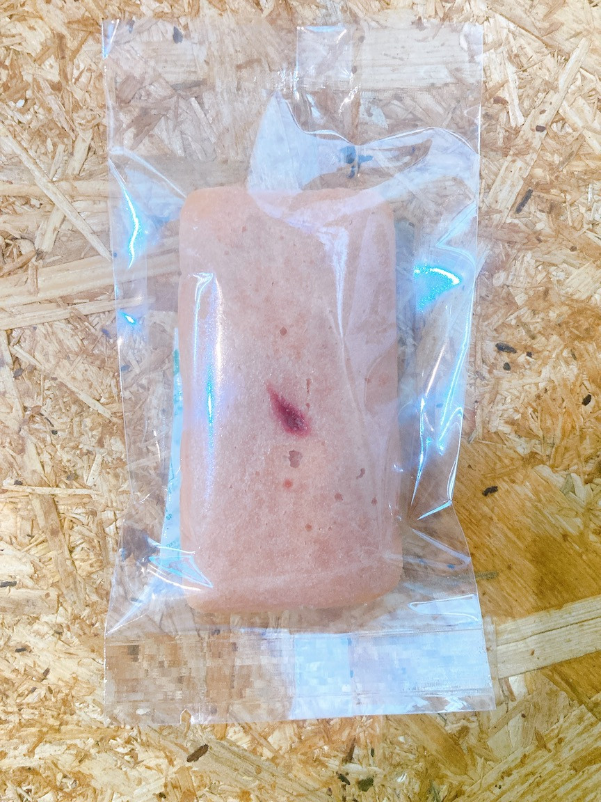 フィナンシェ：いちご　発酵バターを用い、保存料不使用の自家製苺果汁をふんだんに使用した甘酸っぱいオリジナルレシピのフィナンシェ。