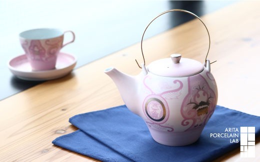 
                  ［有田焼］ティ－ポット古伊万里草花紋（JAPAN CHERRY）【ARITA PORCELAIN LAB】
                