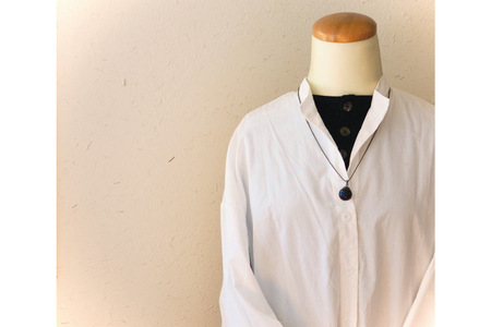 漆玉黒ネックレス「黒と金古美」漆玉1.8cm & チェーン55cm [越久米作 富山県 朝日町 34310294]